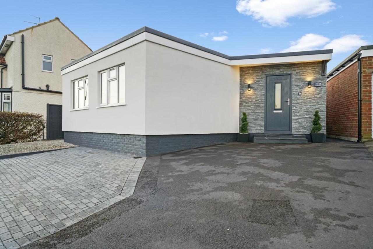 Modern Bungalow In Maidstone Sleeps 5 With Free Parking Exterior photo